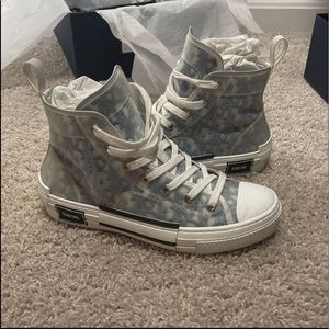 Christian Dior sneakers EU SIZE 40 American size 9 mens gently worn like new